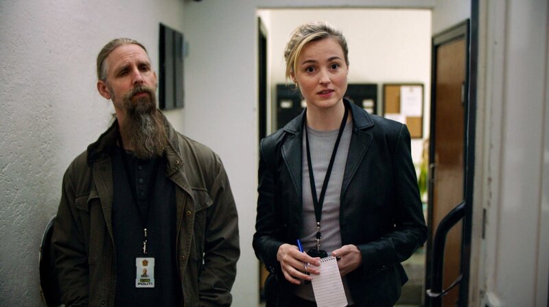 Die Polizisten Sarah (Renate Reinsve, re.) und Eirik (Bård Frøland, li.) möchten mit allen Studenten sprechen. – Bild: Viaplay Group