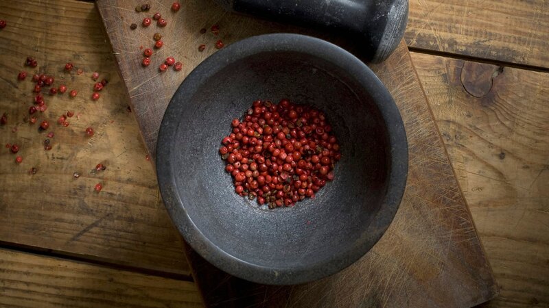 Mortar with dried red peppercorns on wood, elevated view – Bild: Discovery Channel