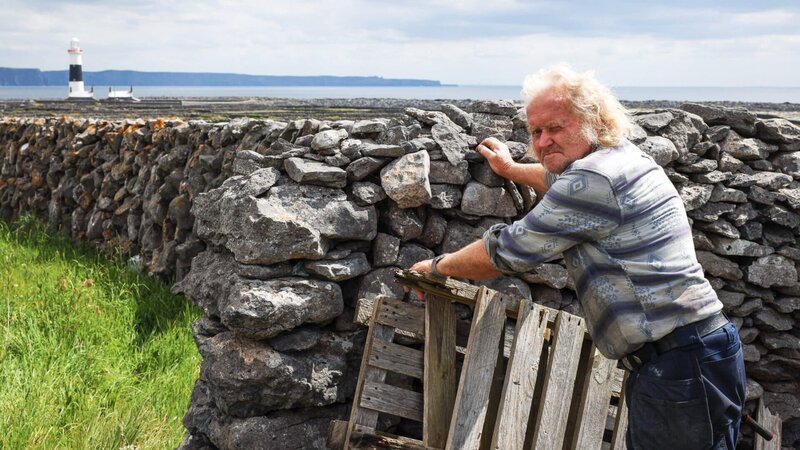 Irischer Kompass – Die vier Seiten Irlands neu entdeckt Der raue Westen Ein Ire lehnt an der Steinmauer. – Bild: SRF/​Autentic