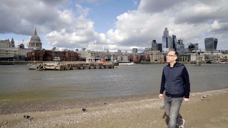 Korrespondent Jörg Winter auf Spuren der Bodenversiegelungsbilanz in London – die Stadt wächst weder in die Höhe noch in die Breite. – Bild: ORF /​ ZDF und ORF