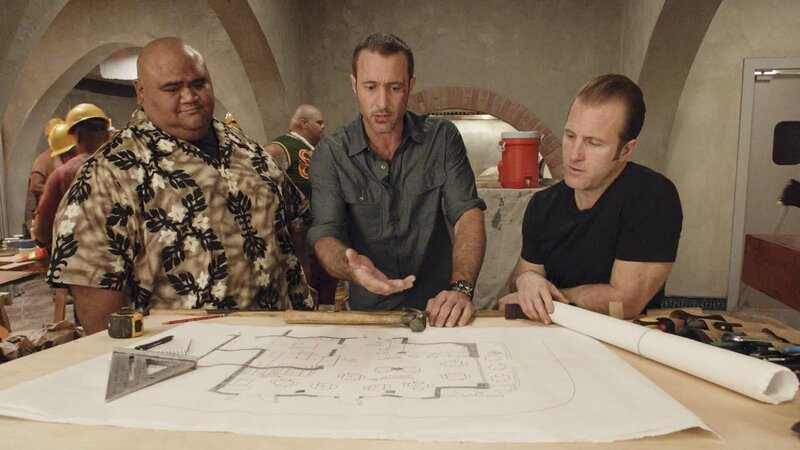 Steve McGarrett (Alex O’Loughlin, M.) und Danny Williams (Scott Caan, r.) haben Probleme mit ihrer Bar – nichts läuft nach Plan. Und dann taucht auch noch Kamekona (Taylor Wily, l.) auf und verlangt ihnen Einiges ab … – Bild: 2018 CBS Broadcasting, Inc. All Rights Reserved Lizenzbild frei