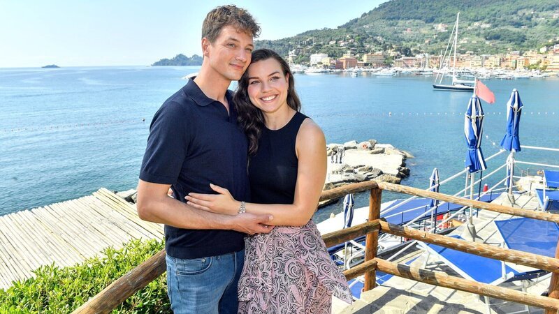 Kreuzfahrt ins Glück: Hochzeitsreise nach Ligurien Eine ganz besondere Ehe: Patrick Dollmann als Julian, Rebecca Dyson Smith als Sofie Copyright: SRF/​ZDF/​Dirk Bartling – Bild: SRF/​ZDF/​Dirk Bartling