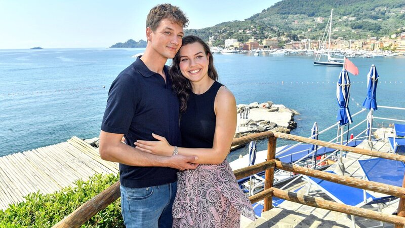 Kreuzfahrt ins Glück: Hochzeitsreise nach Ligurien Eine ganz besondere Ehe: Patrick Dollmann als Julian, Rebecca Dyson Smith als Sofie  Copyright: SRF/​ZDF/​Dirk Bartling – Bild:  SRF/​ZDF/​Dirk Bartling