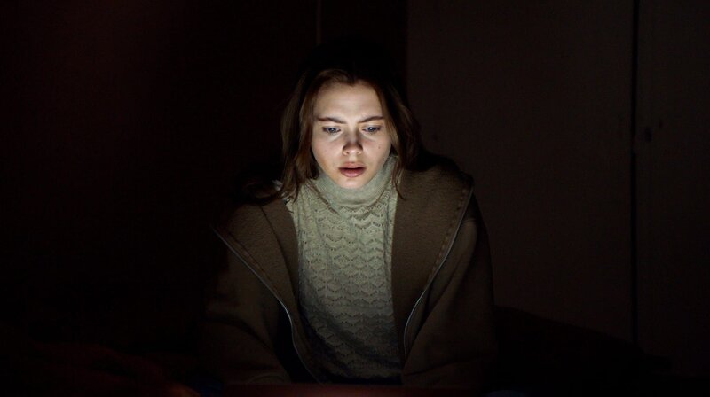 Ida (Elli Müller Osborne) informiert sich in Online-Foren über das Incel-Phänomen. – Bild: Viaplay Group/​Torjus Thesen /​ ARD Degeto/​Programmplanung und P