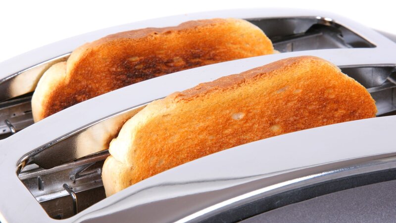 Toasts in toaster – Bild: zoomstudio