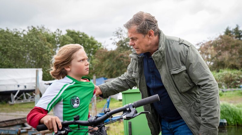 Finn (Sven Martinek, r.) und Ole Segret (Franz Ferdinand Krause, l.) – Bild: ORF/​ONE GATE/​ARD/​Georges Pauly