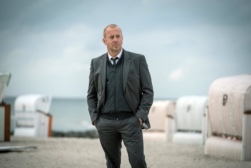 Kessler (Heino Ferch) ist nach einigen Jahren wieder wegen eines Falles an der Ostsee. – Bild: PLURIMEDIA