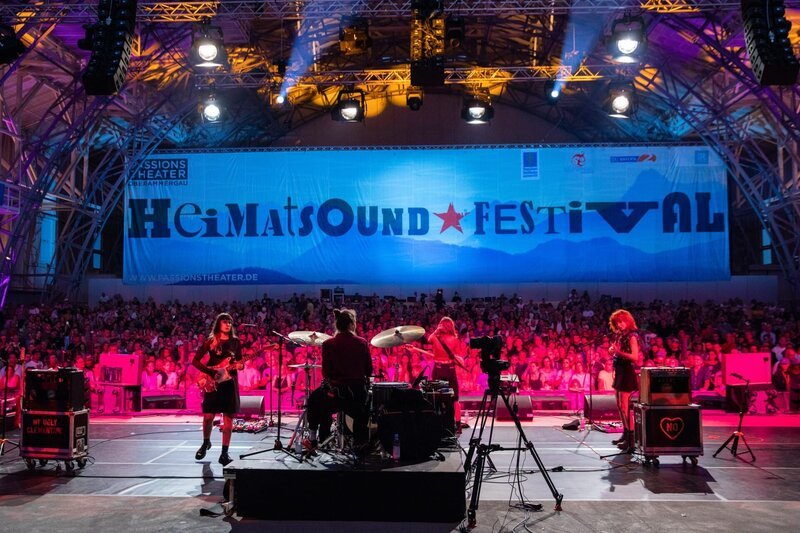 Beim 9. Heimatsound-Festival brachten im August 2024 einige der bekanntesten Bands der Szene den typischen ‚Heimatsound‘ auf die legendäre Bühne des Passionstheaters in Oberammergau. Dieses Mal dabei: My Ugly Clementine. – Bild: Johanna Schlüter /​ BR
