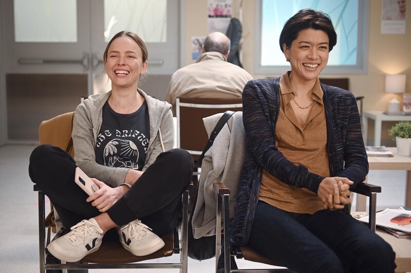 Maggie Bloom (Allison Miller, l.); Katherine Saville (Grace Park, r.) – Bild: American Broadcasting Companies, Inc. /​ Sergei Bachlakov
