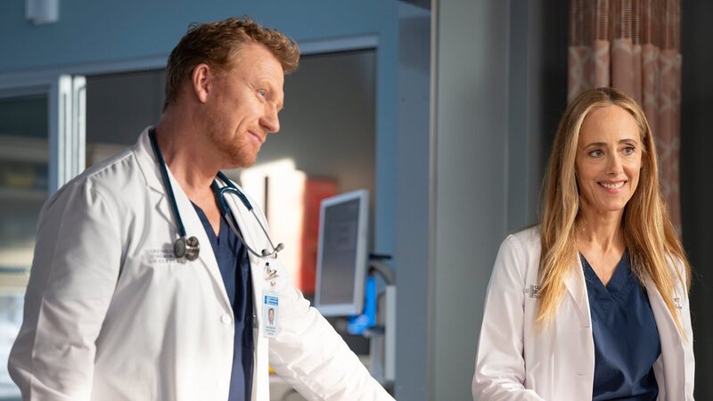 Ein Paar bei der Arbeit: Kevin McKidd als Dr. Owen Hunt, Kim Raver als Dr. Teddy Altman – Bild: SRF/​Disney