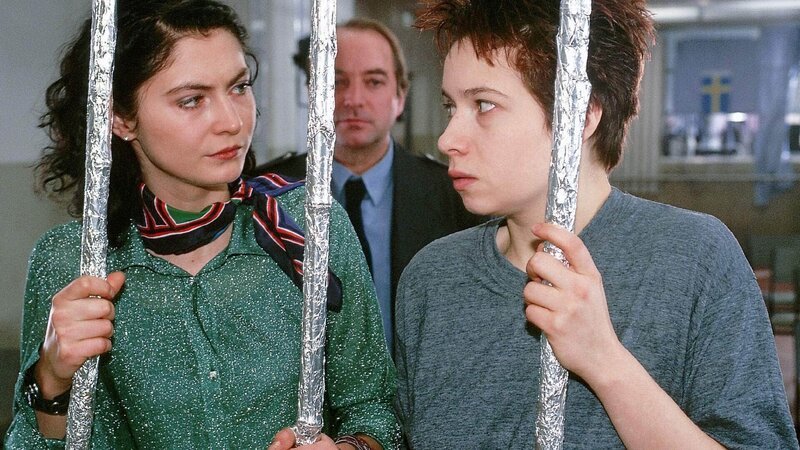 Kittler (Egon Hofmann, hi.) erwischt Jule (Anke Rähm, li.) und Conny (Kristin Lenhardt) beim Tuscheln. Conny will Olli mit Jules Hilfe in der Kapelle verstecken. – Bild: MG RTL D