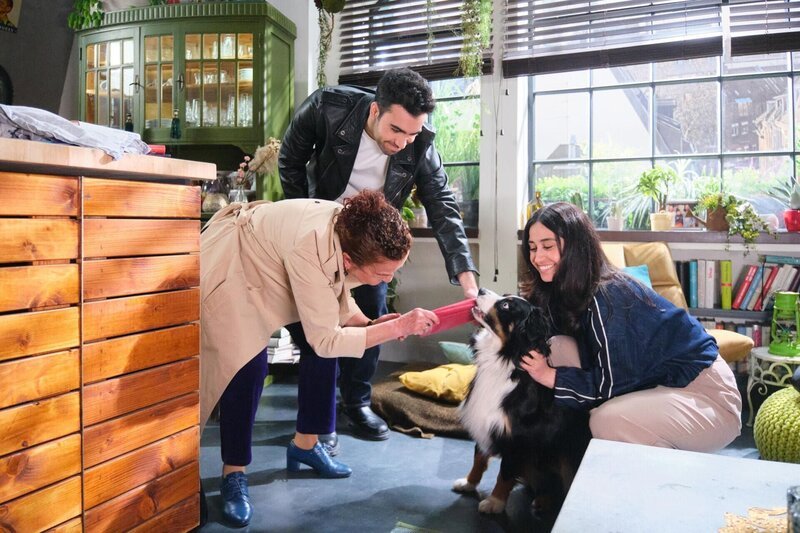Esma (Özge Delioglan, r.) hält den Hund erfreut für Nurays (Lilay Huser) Retter in der Not. In der Mitte Baris (Metehan Demiröz) – Bild: RTL /​ Stefan Behrens