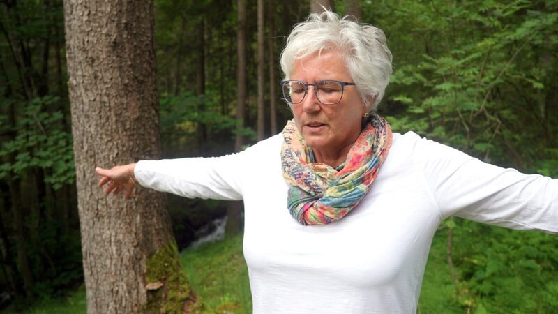 Wasserbotschafterin Christa Kröndl schöpft bei den Tiebelquellen Kraft. – Bild: ORF/ALEXANDER LECHNER Wasserbotschafterin Christa Kröndl schöpft bei den Tiebelquellen Kraft. – Bild: ORF/ALEXANDER LECHNER