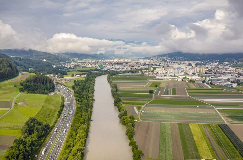 Bei Innsbruck konkurriert der Inn mit Landwirtschaft, Siedlungen und Autobahnen. – Bild: Längengrad Filmproduktion