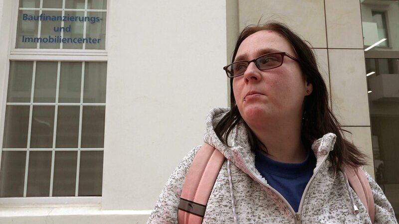 Janetts Konto wird überraschend gesperrt. Was nun? – Bild: RTLZWEI