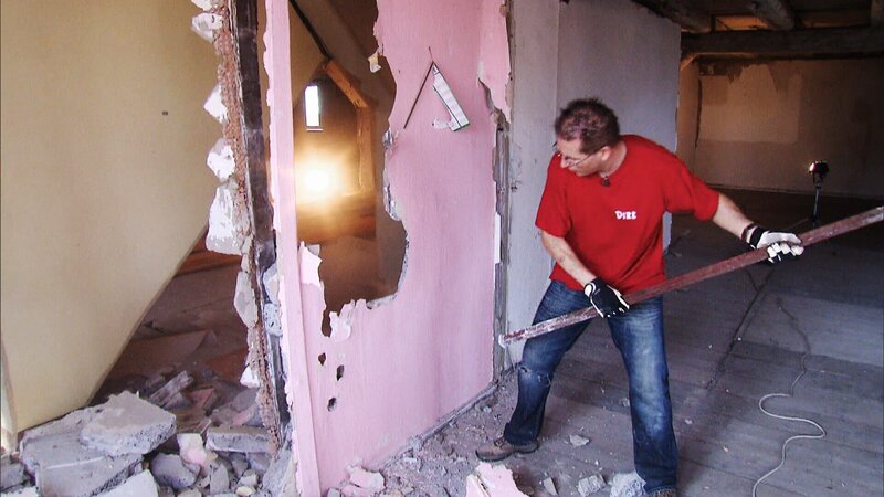 Die schwangere Fini und ihr Mann Dirk haben endlich ihr Traumhaus gefunden. Bis zur Geburt des Babys in zwei Monaten wollen sie eine 240 Quadratmeter große Wohnung im Haus beziehen. Dazu will Dirk im Erdgeschoss einen Laden für Computer-, Angel- und Bastelbedarf errichten. Ist das in der kurzen Zeit zu schaffen? – Bild: RTL II