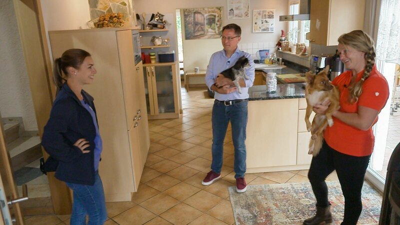Sophie Schäfer (l.) bei Tanja und Oliver mit Hündin Luna (r.) – Bild: RTL /​ Mina Tv