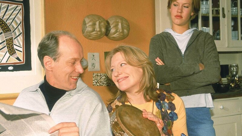 Alex (Wolke Hegenbarth, re.) beobachtet misstrauisch ihre Eltern Anke (Maren Kroymann) und Hendrik (Gottfried Vollmer): Sind sie wirklich so glücklich miteinander, wie es scheint? – Bild: RTL