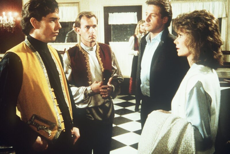 Die Kellner des Restaurants „Moskovy“ haben keine Ahnung, für wen sie in Wahrheit arbeiten. Vergeblich versuchen Lee (Bruce Boxleitner, 2.v.r.) und Amanda (Kate Jackson, r.), diese Männer auszuhorchen … – Bild: Viacom