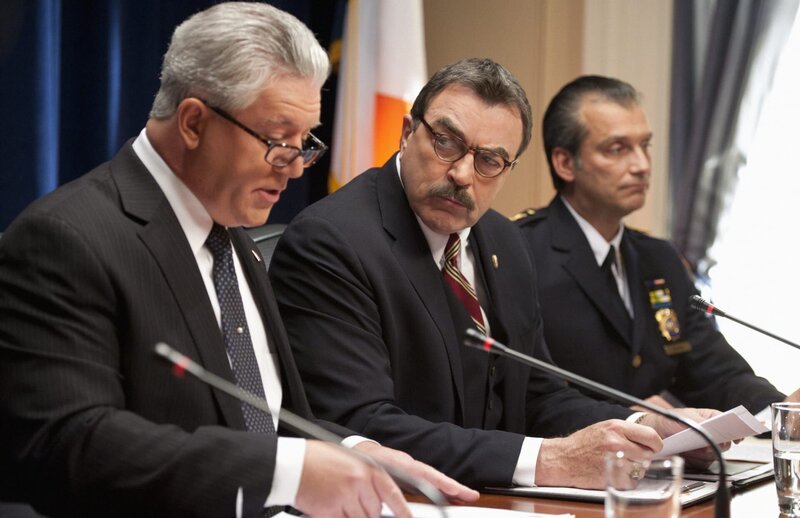 Während Frank (Tom Selleck, M.) in Gedanken bei seinem Sohn Jamie und dessen schlechtem Gewissen ist, muss Garrett (Gregory Jbara, l.) die übereifrigen Journalisten beruhigen … – Bild: CBS Broadcasting Inc.