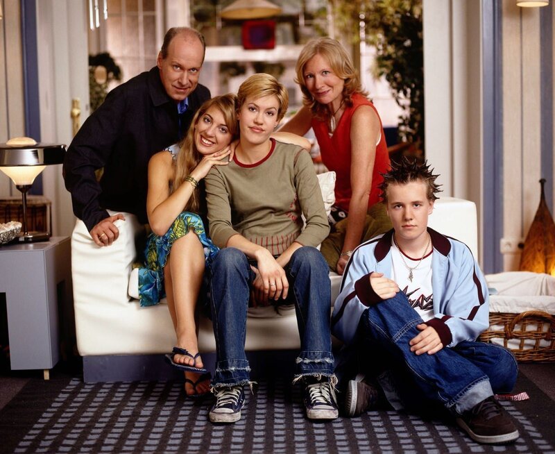 2. Staffel: Mit Intelligenz und Witz analysiert Alex (Wolke Hegenbarth, Mi.) ihre Familie (li. Gottfried Vollmer, re. Frederik Hunschede, 2.v.re. Maren Kroymann), ihre Mitschüler und ganz besonders ihre Freundin Claudia (Nora Binder). Ihr Ergebnis: Das Leben ist sehr seltsam – vor allem das eigene! – Bild: MG RTL D /​ Sony Pictures