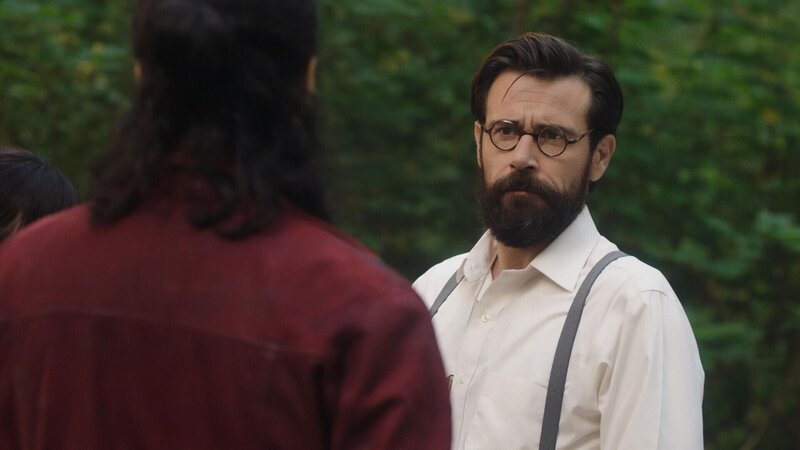 Dr. Gwyn Davies (Matt Ryan) – Bild: DC /​ Warner Bros. Ent. Inc.