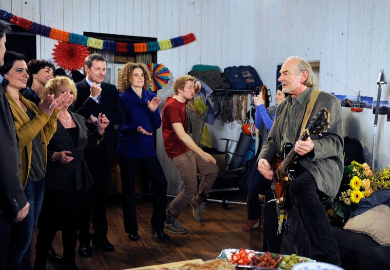 ARD ROTE ROSEN FOLGE 1470, am Mittwoch (10.04.13) um 14:10 Uhr im ERSTEN. Hannes (Claus Dieter Clausnitzer, r.) lässt sich dazu verleiten, seinen neuen Song zu spielen (mit v.l.n.r.: Sandra Speichert, Madeleine Lierck-Wien, Anja Franke, Hermann Toelcke, Barbara Lanz, Tobias Rosen und Alexandra Horn). – Bild: ARD/​Nicole Manthey