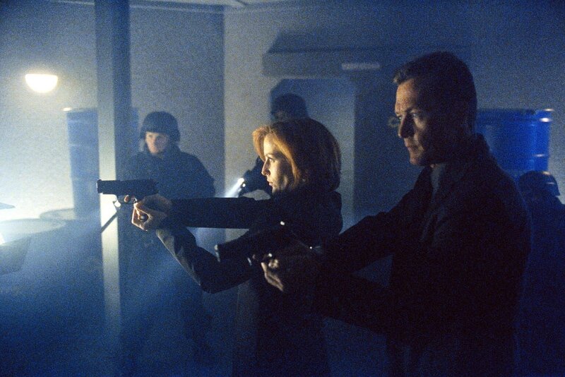FBI-Agent Doggett (Robert Patrick, r.) und Scully (Gillian Anderson, M.) durchsuchen die Räume einer Kammerjägerfirma, die den Brüdern Randall und Dwight Cooper gehört. – Bild: Twentieth Century Fox Film Corporation
