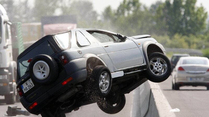 Bei der Verfolgung der Gangster kommt es zu einem Massencrash … – Bild: TVNOW /​ Guido Engels