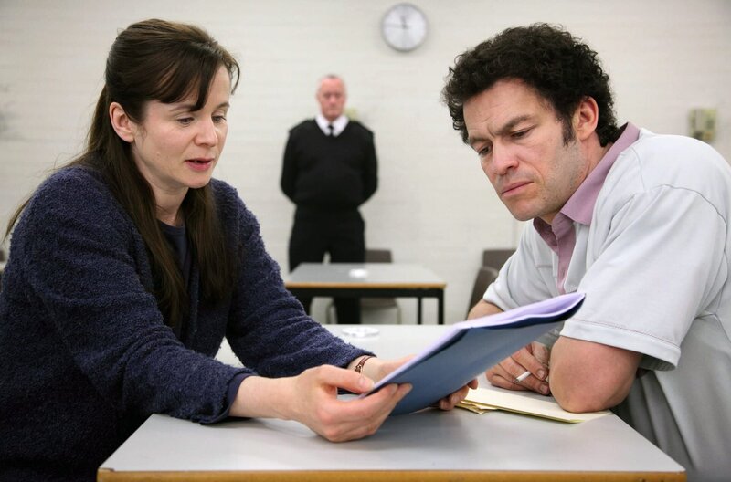 Janet Leach (Emily Watson) und Fred West (Dominic West) kurz vor seinem Selbstmord – Bild: ITV Studios