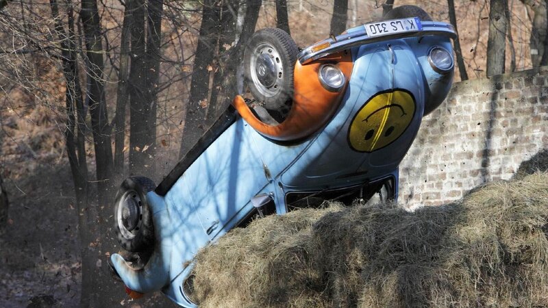 Lisa und Semir flüchten vor den Gangstern in Lisas altem Käfer. Als sie einem Reh ausweichen, hebt der Wagen ab und überschlägt sich … – Bild: TVNOW