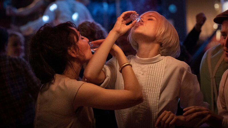 Deutschland 1963: Helga (Maria Ehrich, l.) und Eva (Emila Schüle, r.) haben gelernt, mit den Umständen ihrer Ehen umzugehen und sich zu nehmen, was sie brauchen. – Bild: ZDF und Boris Laewen.