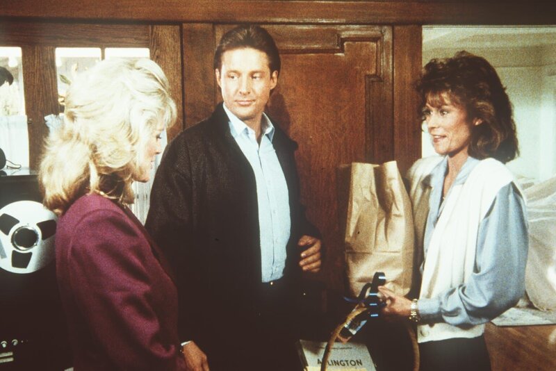 (v.l.n.r.) Francine (Martha Smith), Lee (Bruce Boxleitner) und Amanda (Kate Jackson) hören Amandas neuen Nachbarn ab. Mit einem überraschenden Ergebnis … – Bild: Warner Brothers