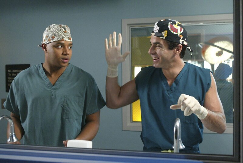 Turk (Donald Faison, l.) muss kurz vor seiner Hochzeit die Bekanntschaft mit Carlas Ex-Freund Dr. Ron Ramirez (Nestor Carbonell, r.) machen, was ihn gar nicht freut … – Bild: Touchstone Television Lizenzbild frei