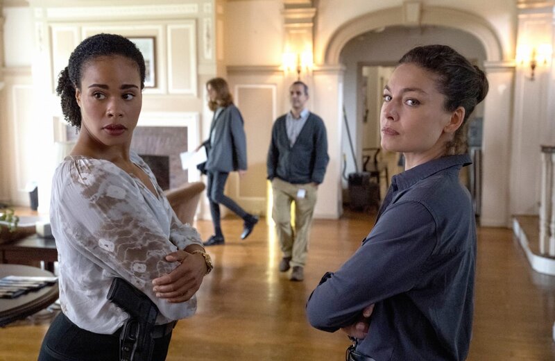 Special Agent Sheryll Barnes (Roxy Sternberg, l.); Special Agent Kristin Gaines (Alexa Davalos, r.) – Bild: Mark Schafer