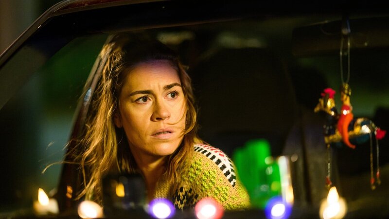 Betty Hertz (Henrike Hahn) ist in ihrem Auto, das gleichzeitig ihr Schlafplatz ist, da sie Probleme mit ihrem Vermieter hat. – Bild: ZDF