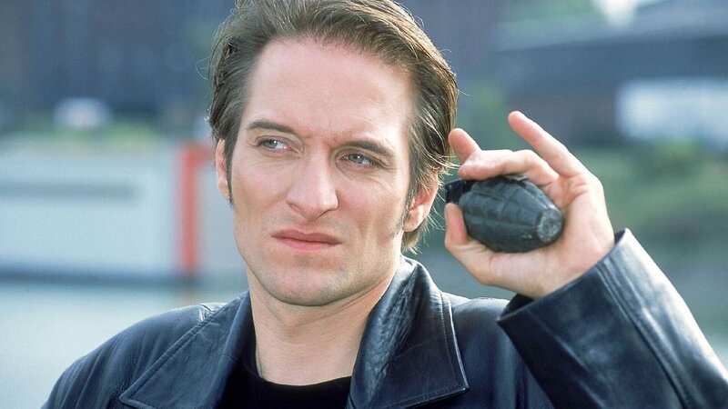 Von den Polizisten gestellt, wählt Tscherne (Bela B. Felsenheimer) den Freitod – er lässt sich ins Wasser fallen und zündet eine Handgranate … – Bild: Foto: MG RTL D /​ Kai Schulz