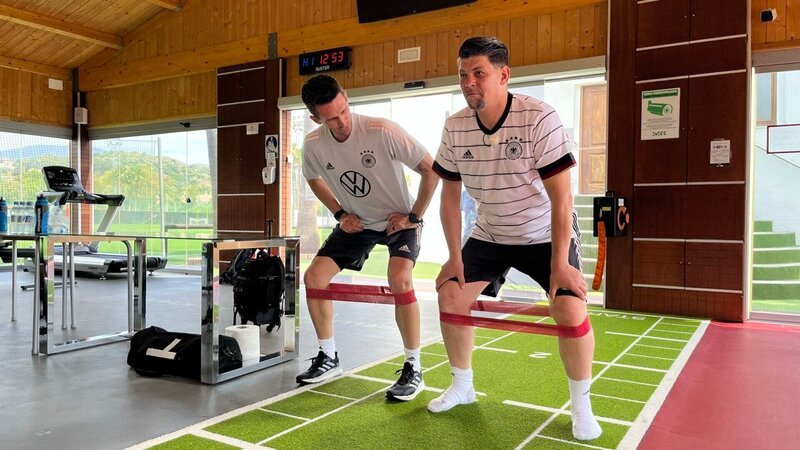 Nicklas Dietrich und Tim Mälzer (r.) in Marbella, Spanien. – Bild: RTL /​ Tim Mälzer vs. Thomas Bühner