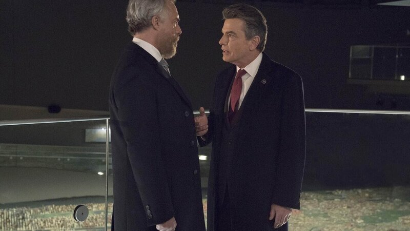 Rob Miller (Titus Welliver, l.) und Deputy Chief William Dodds (Peter Gallagher) – Bild: RTL /​ Universal Network Television LLC