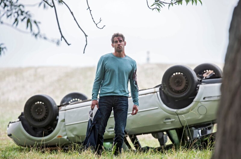 Dr. Niklas Ahrend steht vor dem Unfallwagen und bricht zusammen – Bild: ARD/​Jens Ulrich Koch