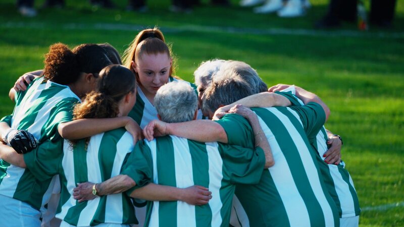 Die Pionierinnen mit Spielerinnen der U15 beim Aufwärmen für das letzte Spiel – Bild: SRF