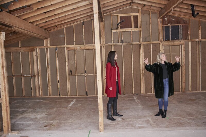 Sarah Sklash (l.); April Brown (r.) – Bild: Boat Rocker Rights /​ Geoff George