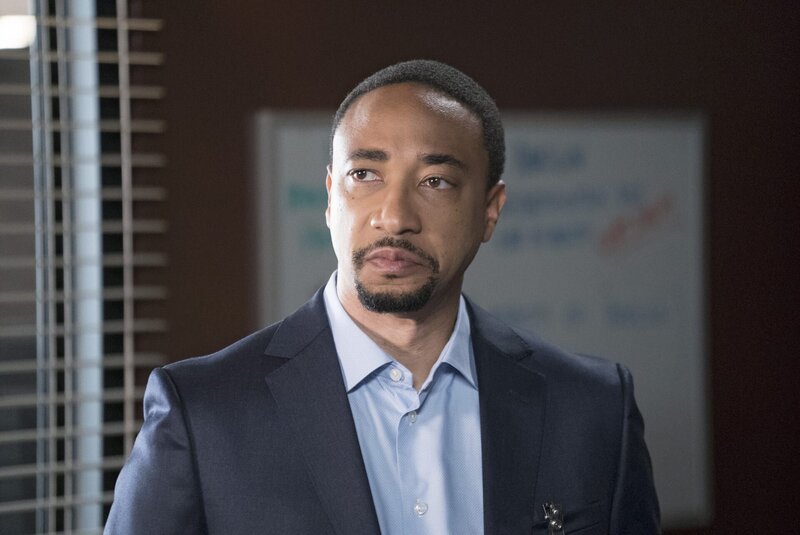Verzweifelt versuchen Stephen Walker (Damon Gupton) und seine Kollegen, Reid und seine Mutter zu retten … – Bild: CBS Broadcasting, Inc. All Rights Reserved. /​ Sonja Flemming