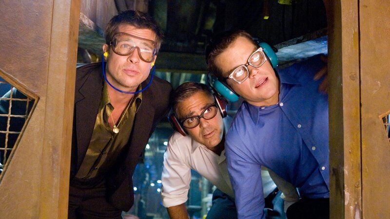 Danny Ocean (George Clooney, Mi.) plant mit seinen Leuten einen Coup gegen einen skrupellosen Casino-Magnaten. (Foto, li.: Brad Pitt; Foto, re.: Matt Damon); Danny Ocean (George Clooney, Mi.) plant mit seinen Leuten einen Coup gegen einen skrupellosen Casino-Magnaten. (Foto, li.: Brad Pitt; Foto, re.: Matt Damon); Danny Ocean (George Clooney, Mi.) plant mit seinen Leuten einen Coup gegen einen skrupellosen Casino-Magnaten. (Foto, li.: Brad Pitt; Foto, re.: Matt Damon) – Bild: Ocean’s Thirteen
