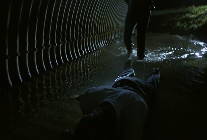 Als zwei Jäger ein blutverschmiertes Auto finden, macht sich die Polizei auf die Suche nach einem Opfer. – Bild: Jupiter Entertainment