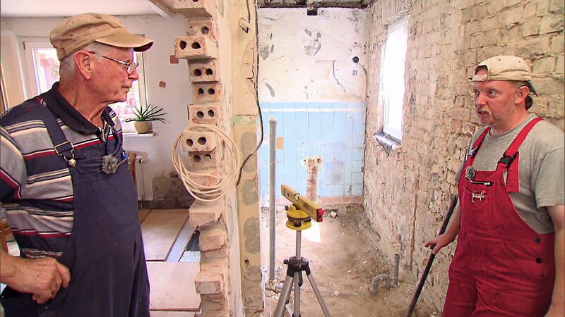 Schlosser Thomas (re.) und sein Schwiegervater wollen heute das Mauerwerk trockenlegen. – Bild: RTL II