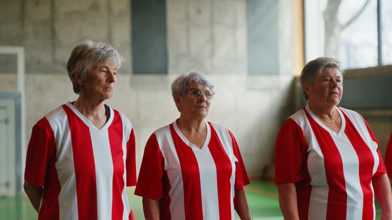 Die Pionierinnen bei ihrem ersten Training seit mehreren Jahrzehnten.: (v.l.n.r.) Marie-Theres Nadig (71), Trudi Streit (72), Käthi Vollmer (70) – Bild: SRF