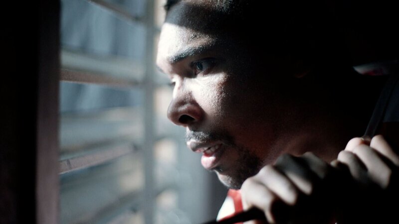 Ein Mann schaut aus dem Fenster. – Bild: THE HISTORY CHANNEL /​ A+E Networks