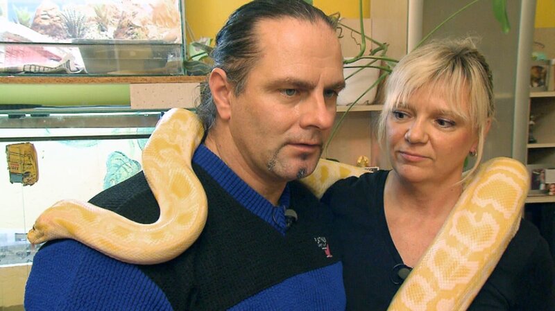 Bernd ist „Feuer und Schlange“ für sein neues Schnäppchenhaus in Oranienburg. Auch seine Freundin Jacqueline wird mit einziehen – ebenso fünf Pythons und Boas … – Bild: RTL II
