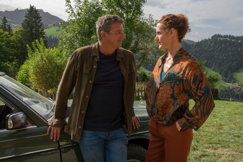 Caro Pflüger (Barbara Lanz) sucht das Gespräch mit Martin Gruber (Hans Sigl). – Bild: ZDF und Erika Hauri